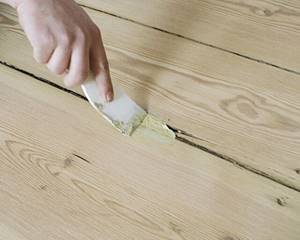 Чем заделать щель в деревянном полу: 16 способов, которые работают