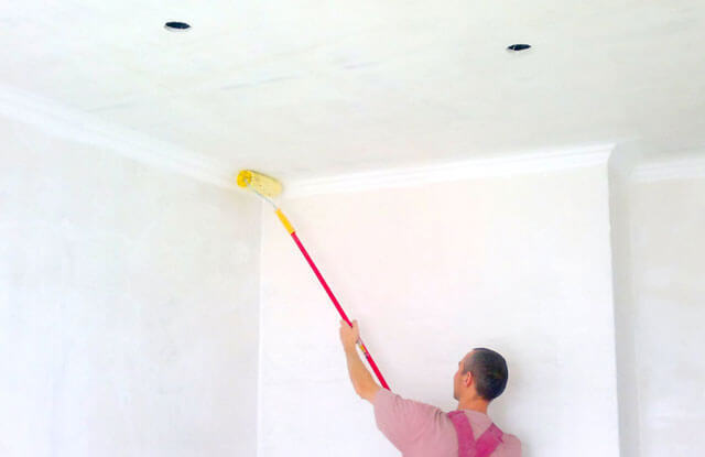 7 советов, как побелить потолок и стены известью, мелом, водоэмульсионной краской