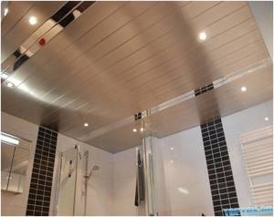 10 материалов для отделки потолка в ванной комнате