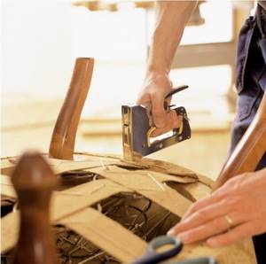 Строительный степлер для дома: 7 советов по выбору и 6 лучших моделей