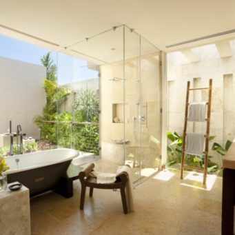 5 советов по дизайну ванной комнаты с окном