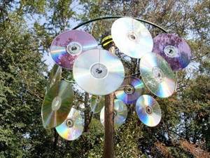 9 идей поделок из компакт-дисков своими руками для сада и дачи