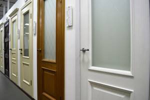 Какие межкомнатные двери лучше выбрать для квартиры: материал и конструкция