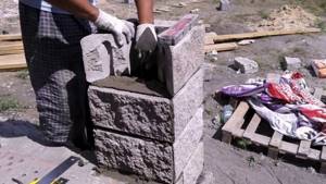 8 советов по выбору и установке декоративных бетонных блоков для забора