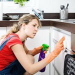 16 способов отмыть от жира шкафы на кухне