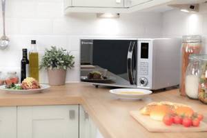 Куда поставить микроволновку на кухне: 22 совета